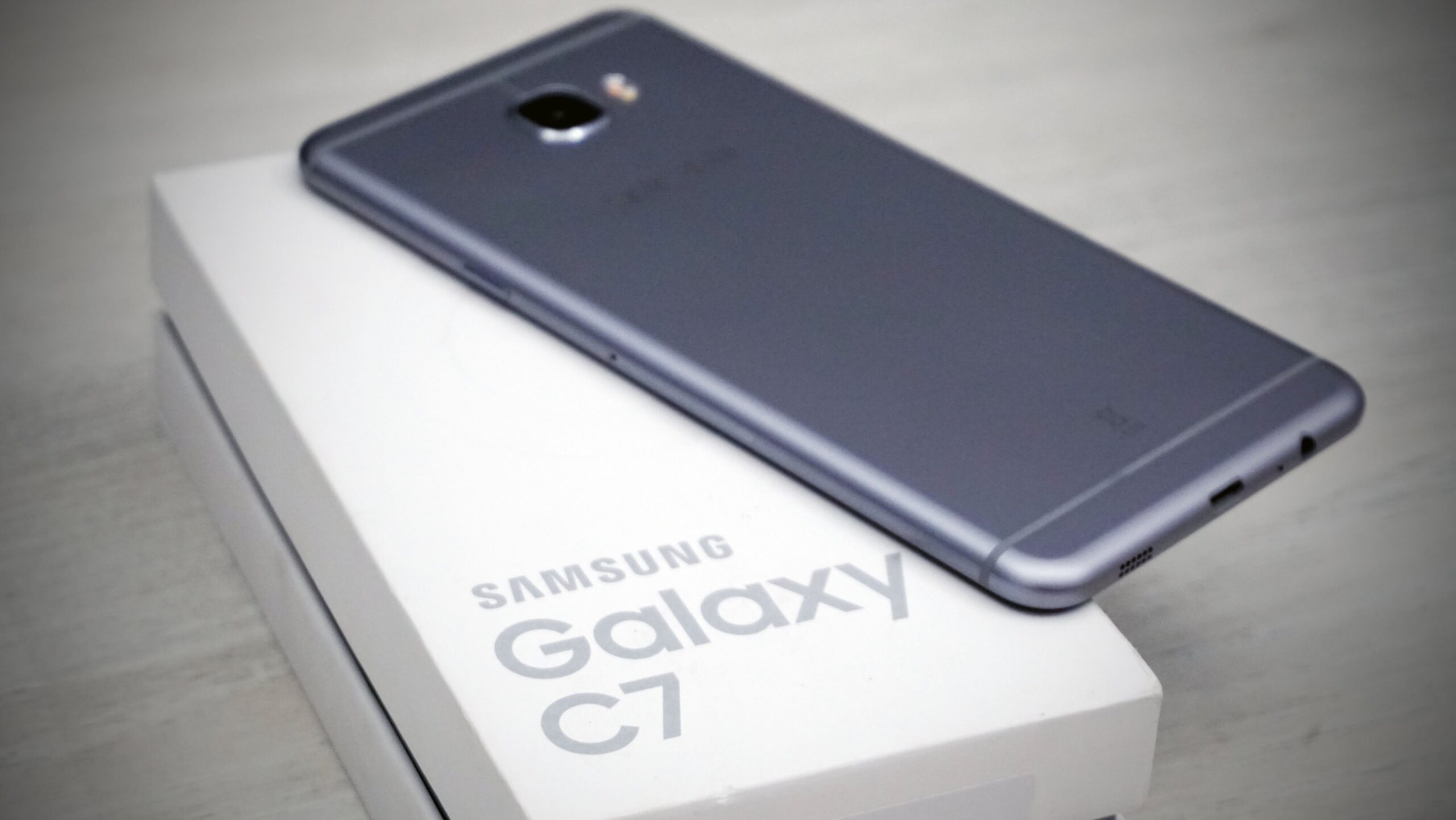 Samsung Galaxy C7 - The Tomorrow Technology
